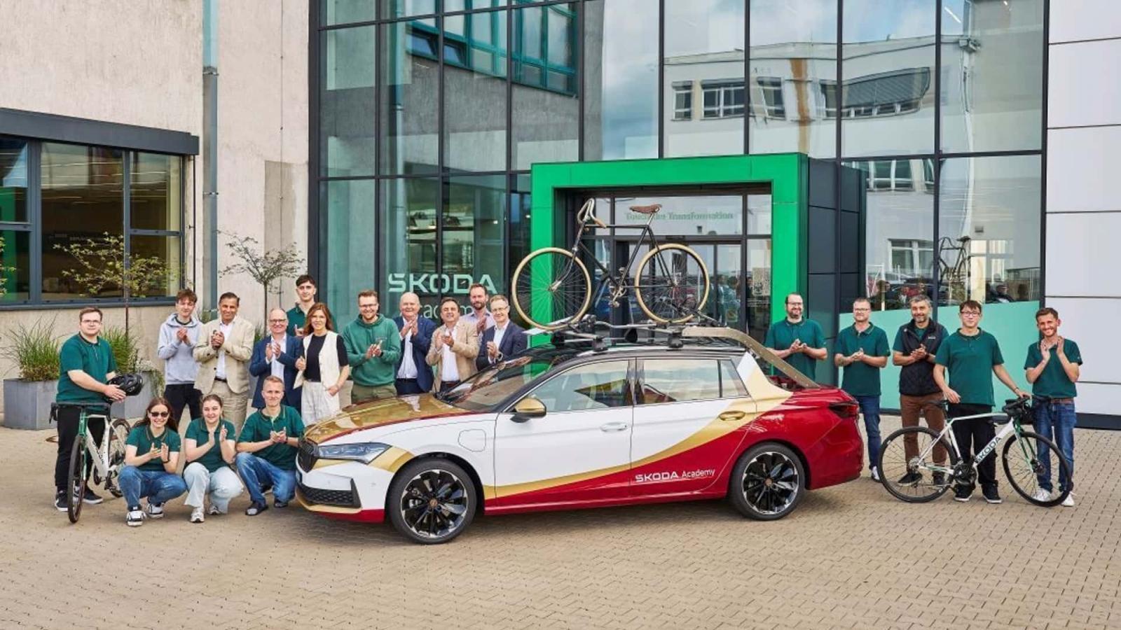 Το Skoda Superb έγινε Pick-up με περίεργη πίσω πόρτα!